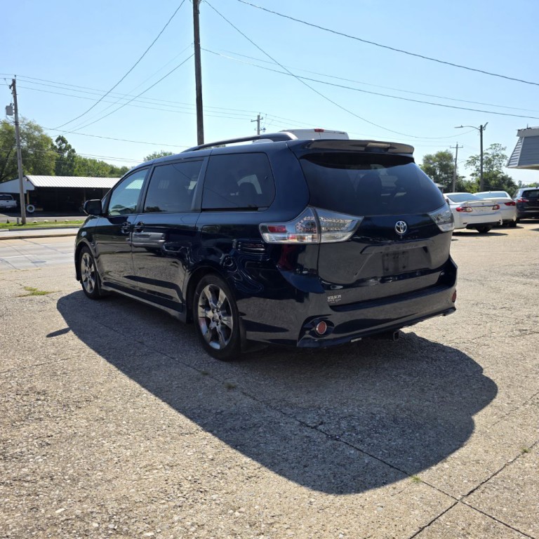 2011 Toyota Sienna Image 4