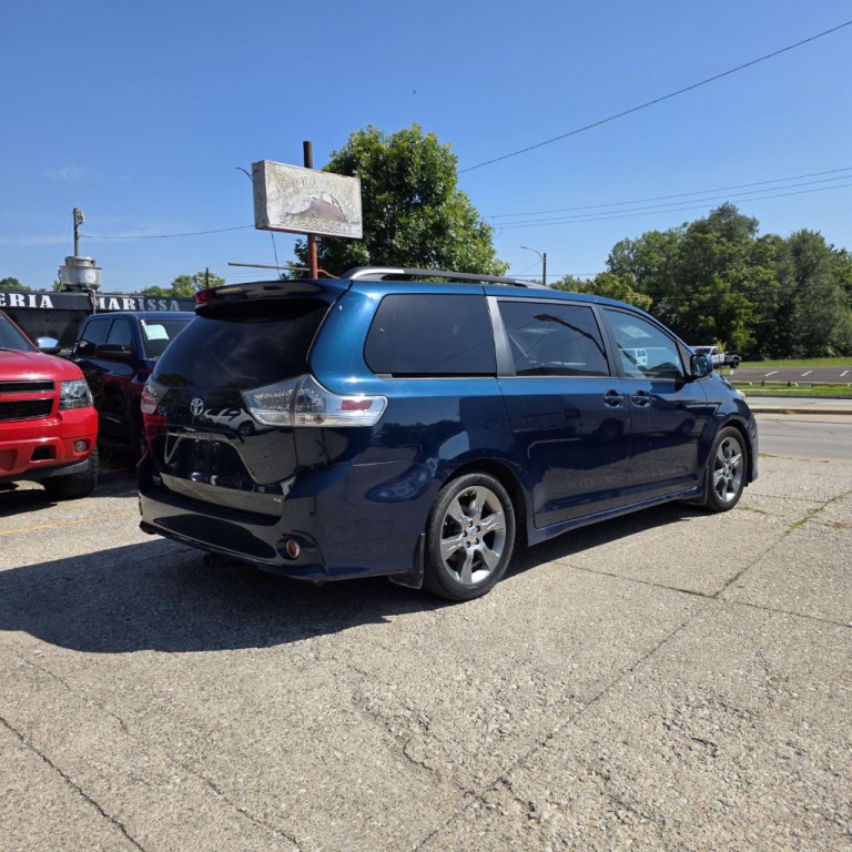 2011 Toyota Sienna Image 6