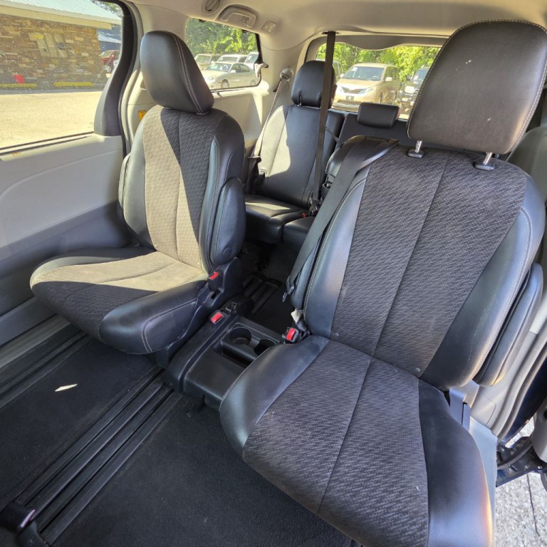 2011 Toyota Sienna Image 8