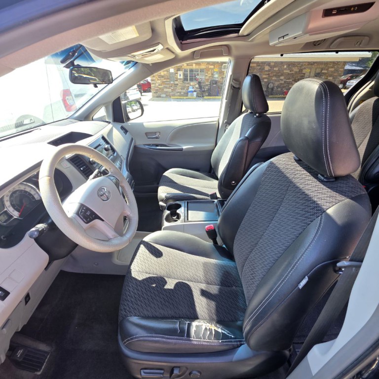 2011 Toyota Sienna Image 9