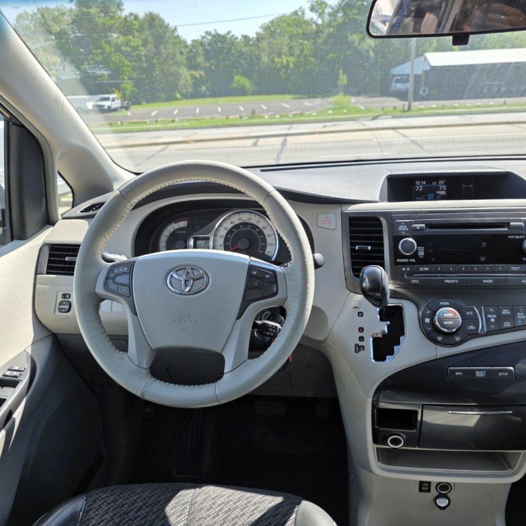 2011 Toyota Sienna Image 11