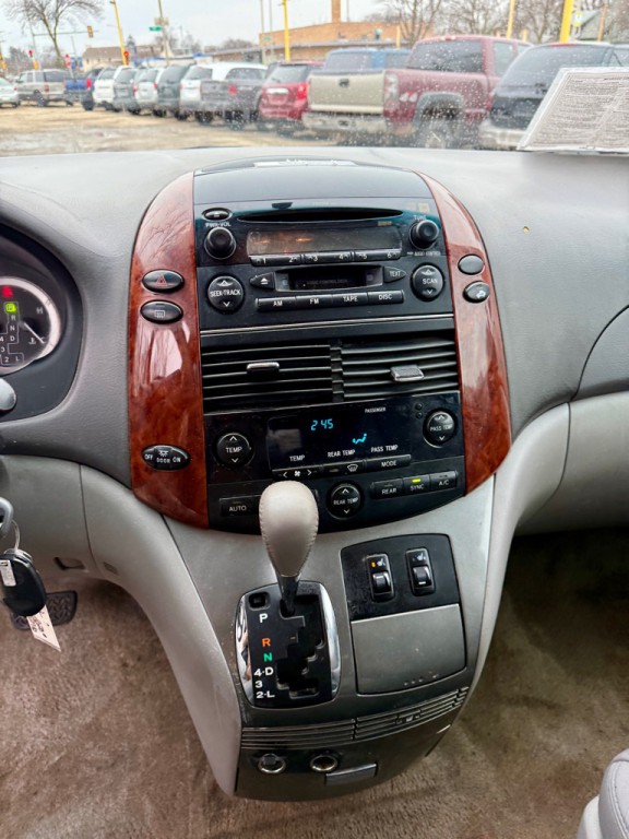2005 Toyota Sienna Image 12