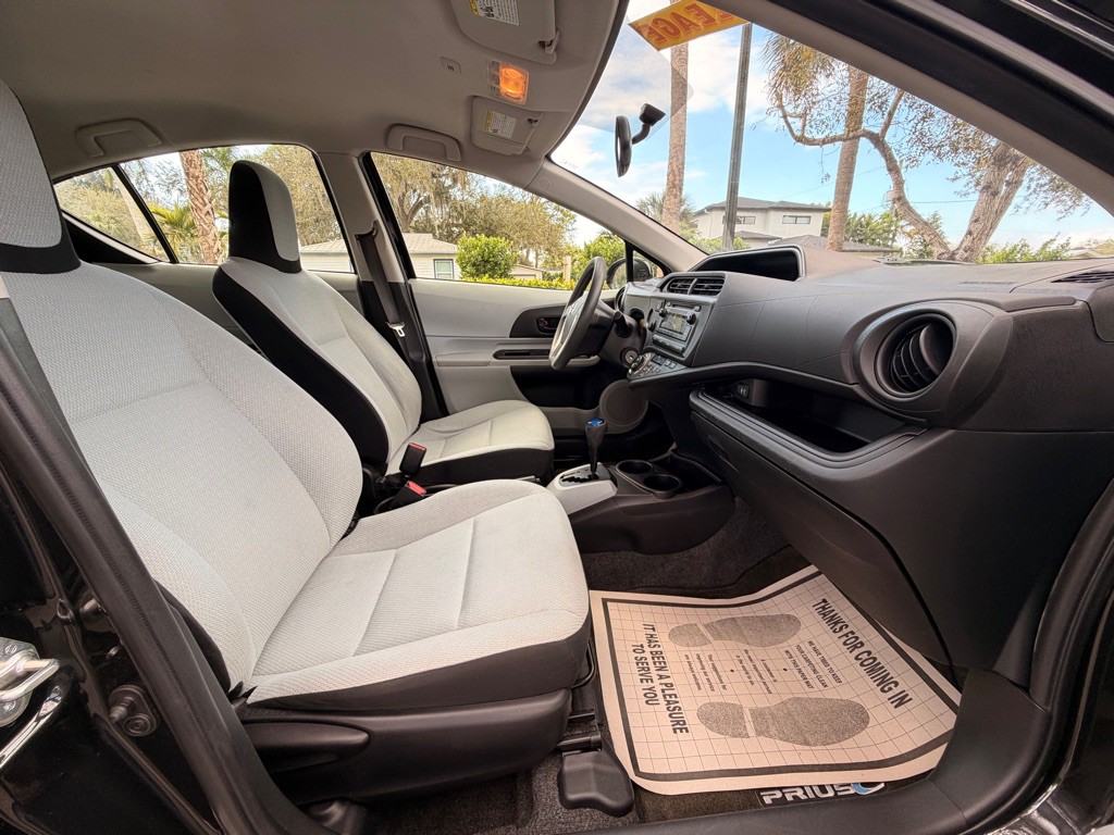 2014 Toyota Prius Image 25