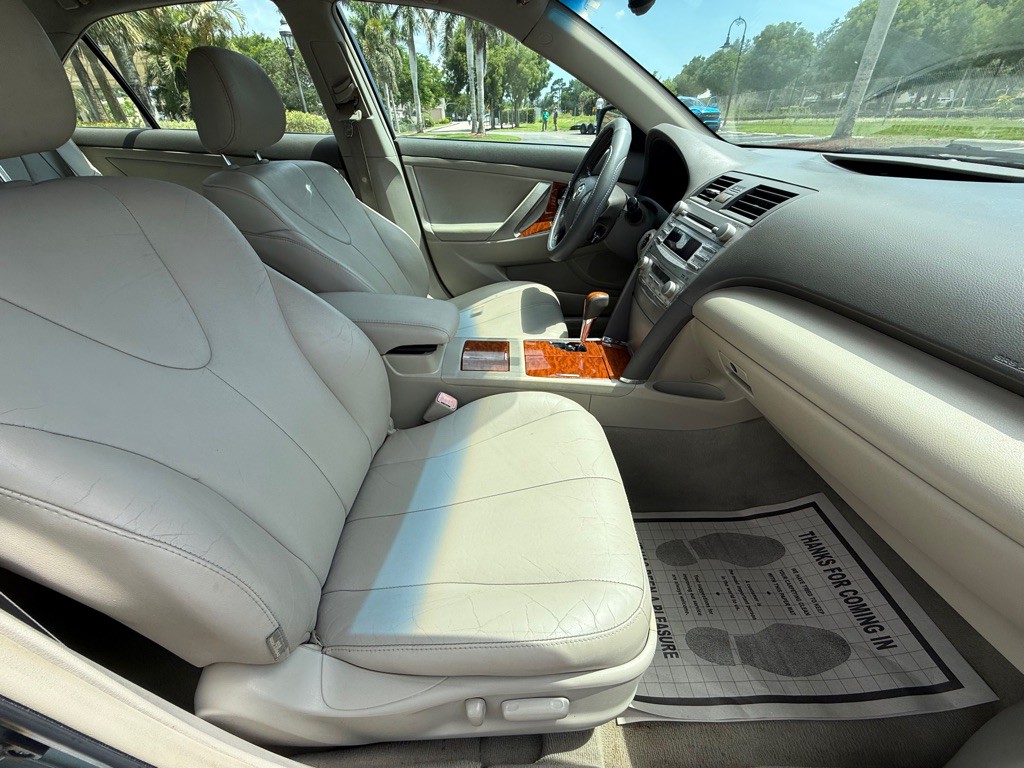 2010 Toyota Camry Image 8