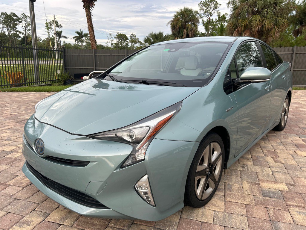 2016 Toyota Prius Image 2