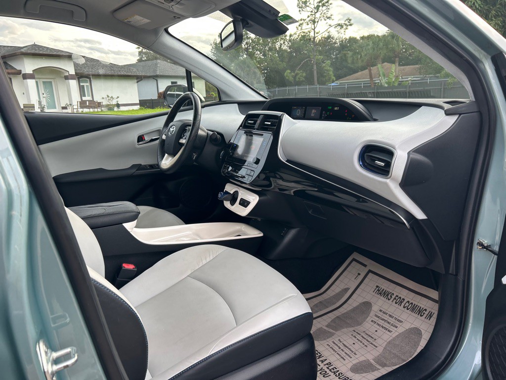 2016 Toyota Prius Image 16