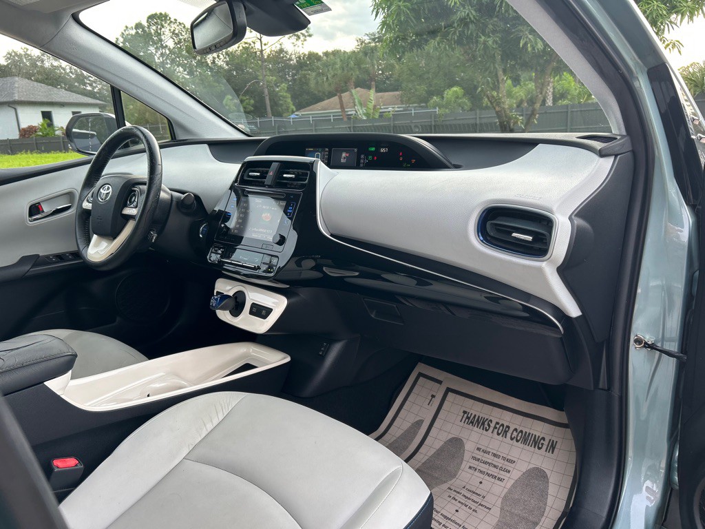 2016 Toyota Prius Image 17
