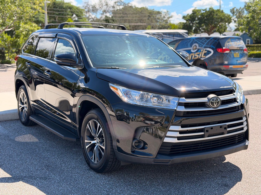 2017 Toyota Highlander Image 2