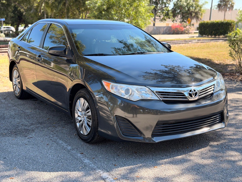 2014 Toyota Camry Image 2