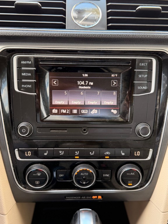 2016 Volkswagen Passat Image 11