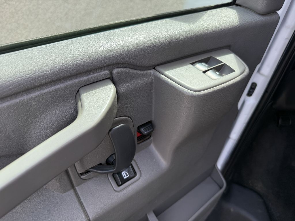 2017 Chevrolet Express Image 15