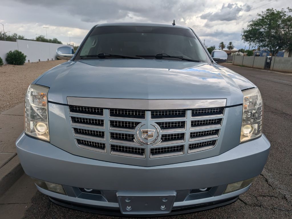 2011 Cadillac Escalade Image 2