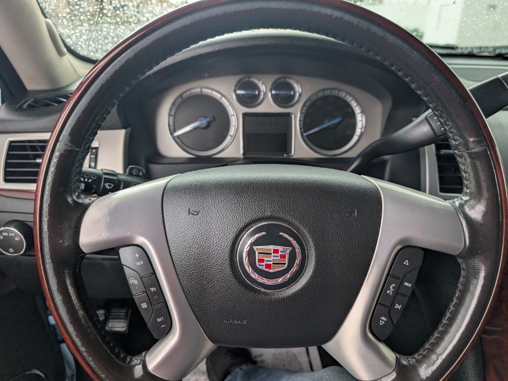 2011 Cadillac Escalade Image 21
