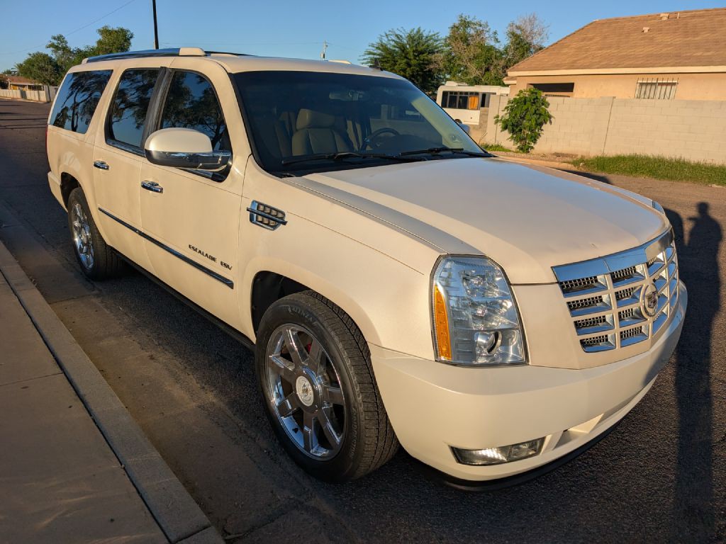 2010 Cadillac Escalade Image 3