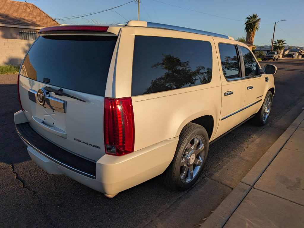 2010 Cadillac Escalade Image 4