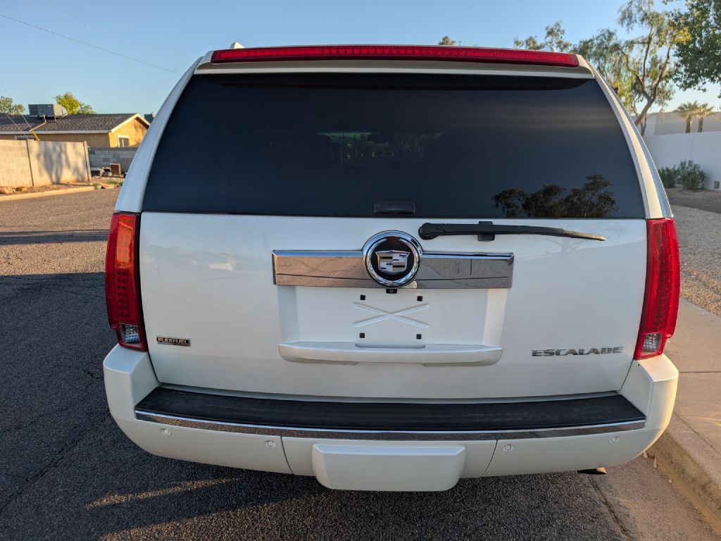 2010 Cadillac Escalade Image 5