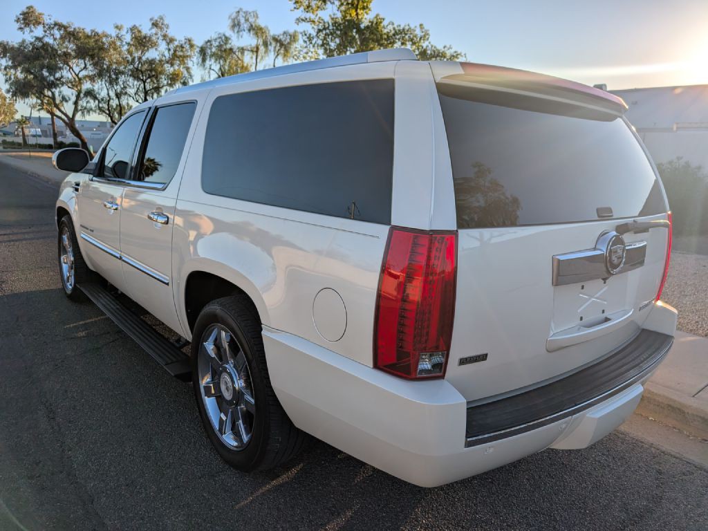 2010 Cadillac Escalade Image 6