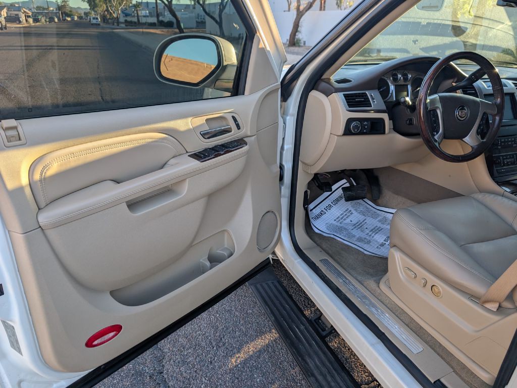 2010 Cadillac Escalade Image 7