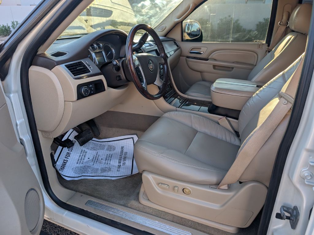 2010 Cadillac Escalade Image 8