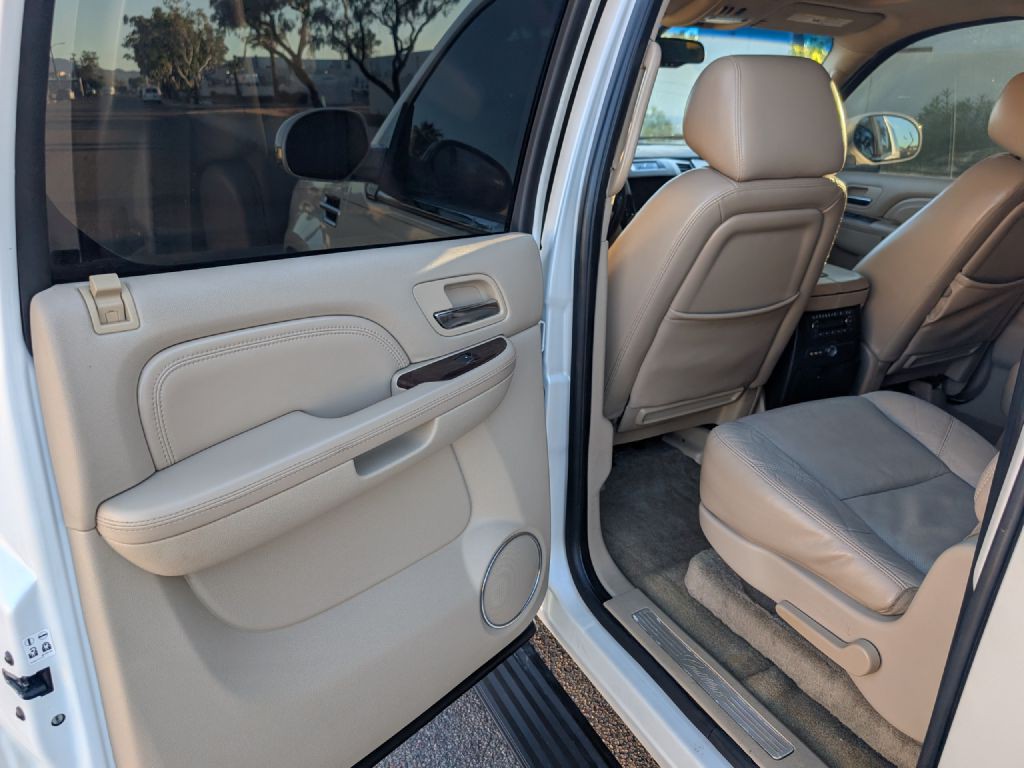 2010 Cadillac Escalade Image 9