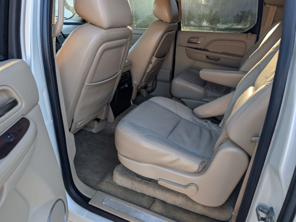 2010 Cadillac Escalade Image 10