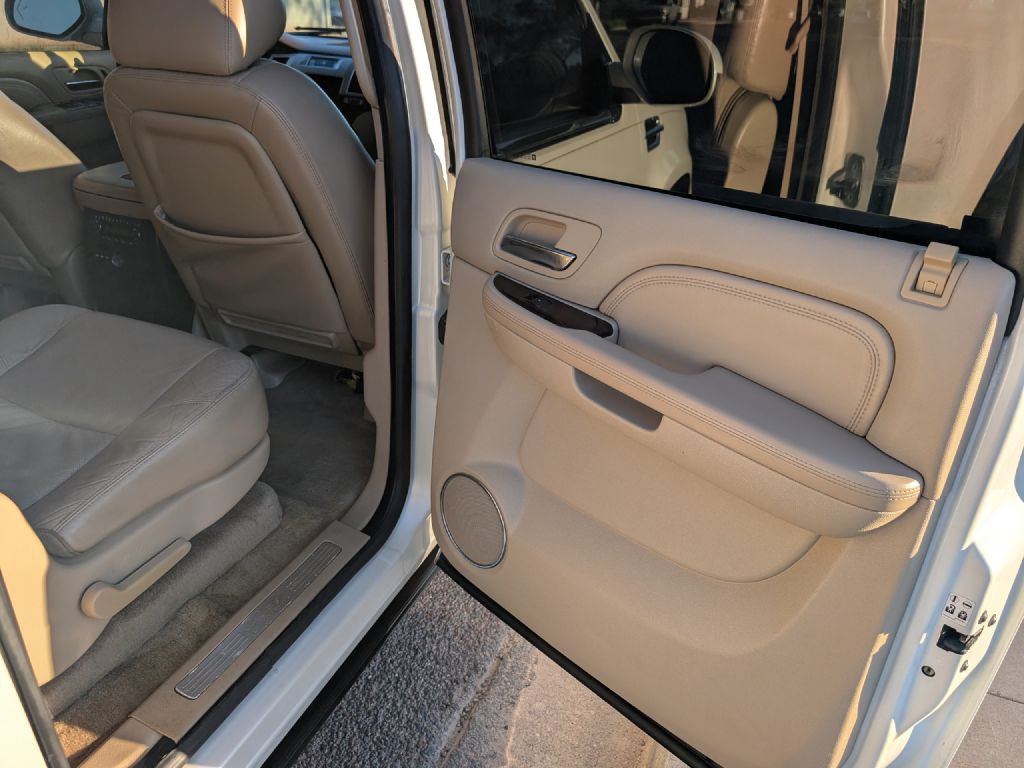 2010 Cadillac Escalade Image 13