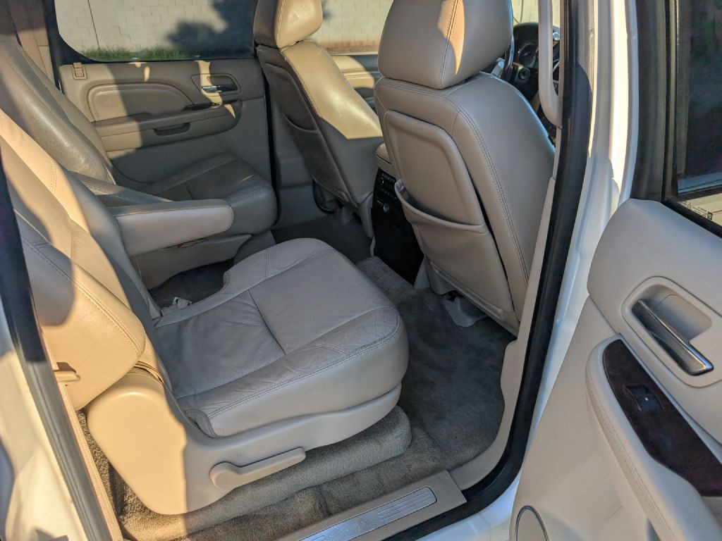 2010 Cadillac Escalade Image 14