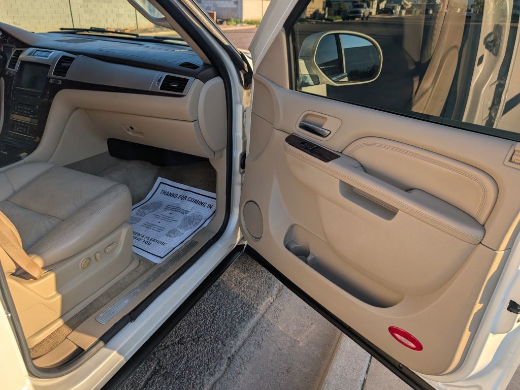2010 Cadillac Escalade Image 16