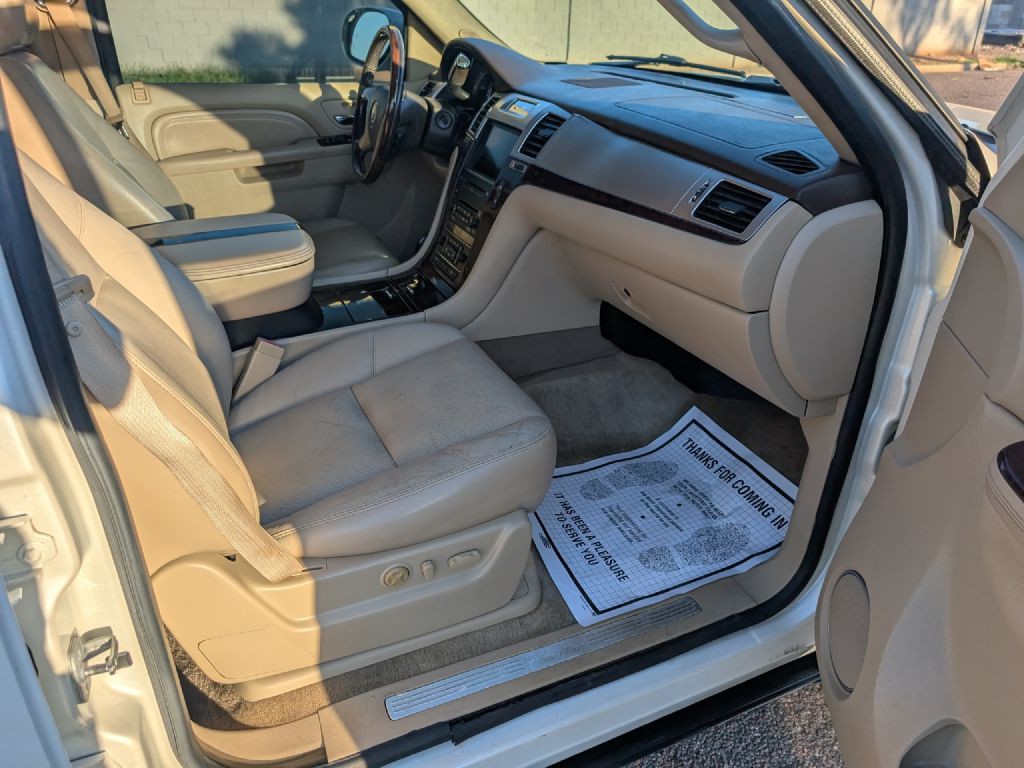 2010 Cadillac Escalade Image 17