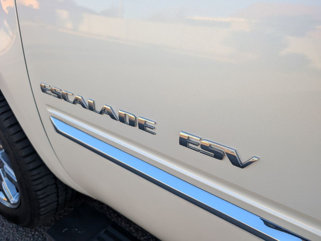 2010 Cadillac Escalade Image 21