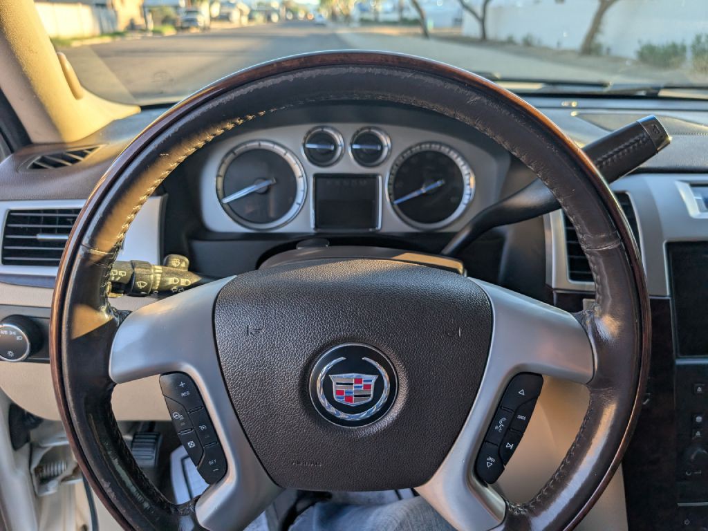 2010 Cadillac Escalade Image 24