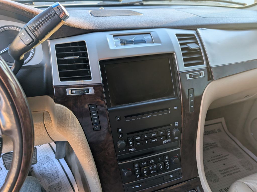 2010 Cadillac Escalade Image 25