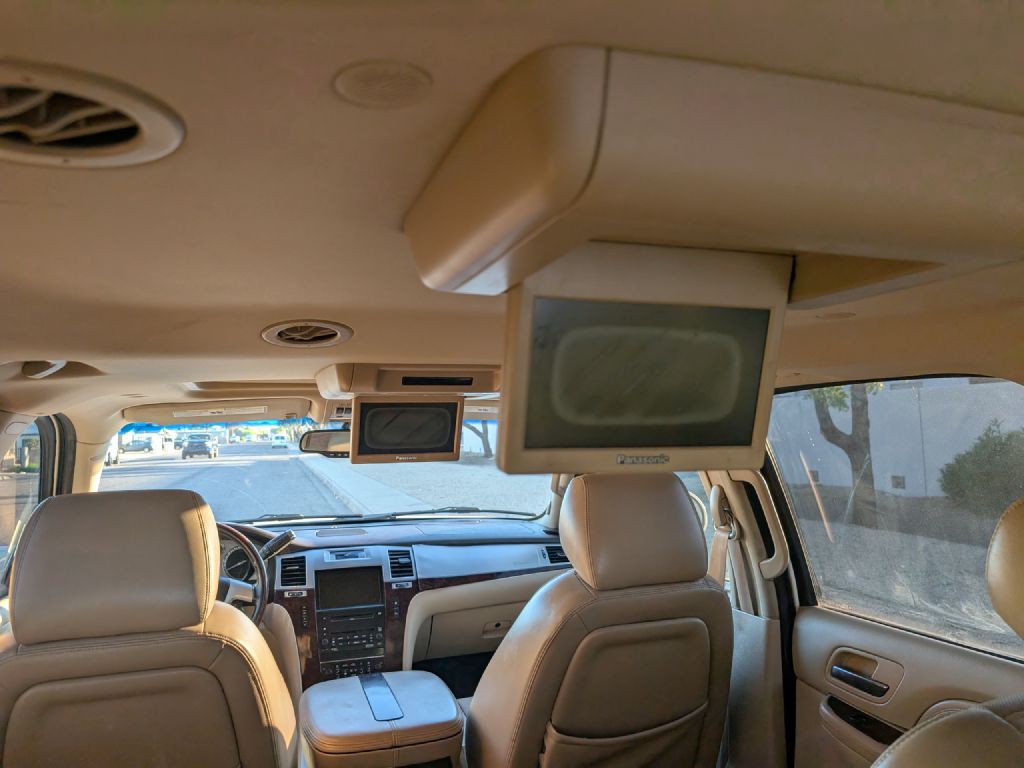 2010 Cadillac Escalade Image 28