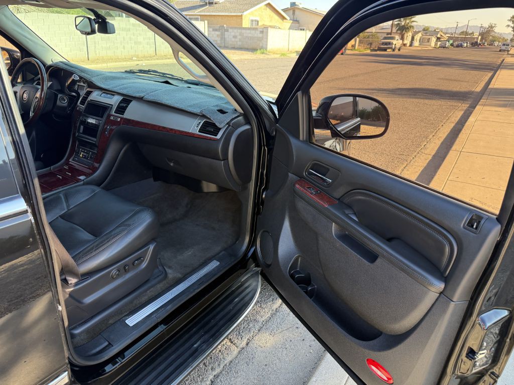 2013 Cadillac Escalade Image 16