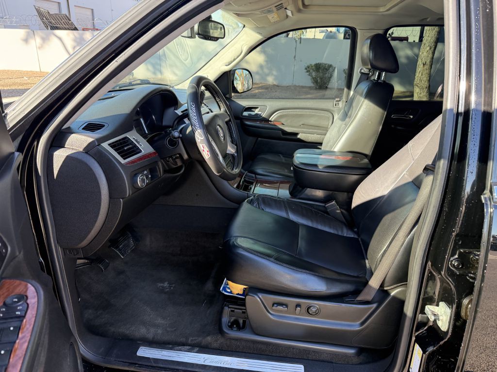 2008 Cadillac Escalade Image 8