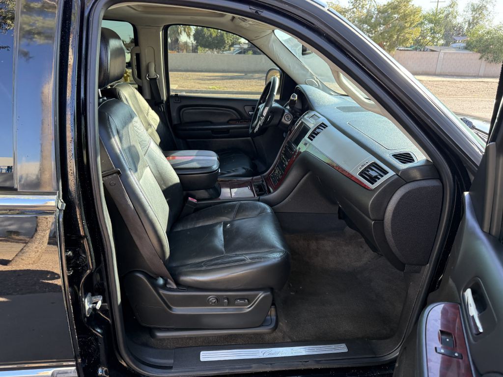 2008 Cadillac Escalade Image 17