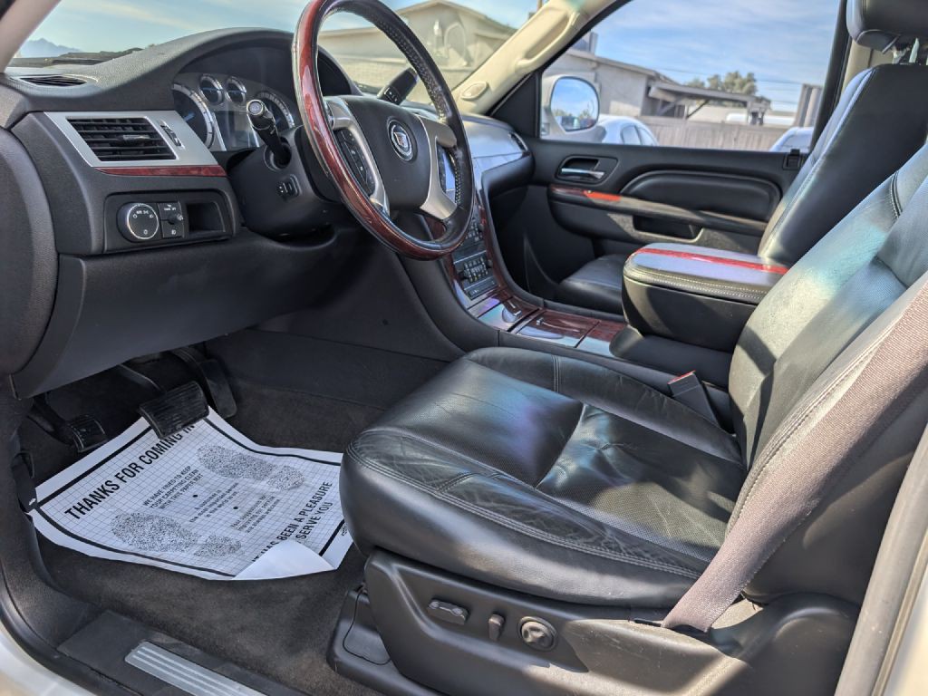 2011 Cadillac Escalade Image 8