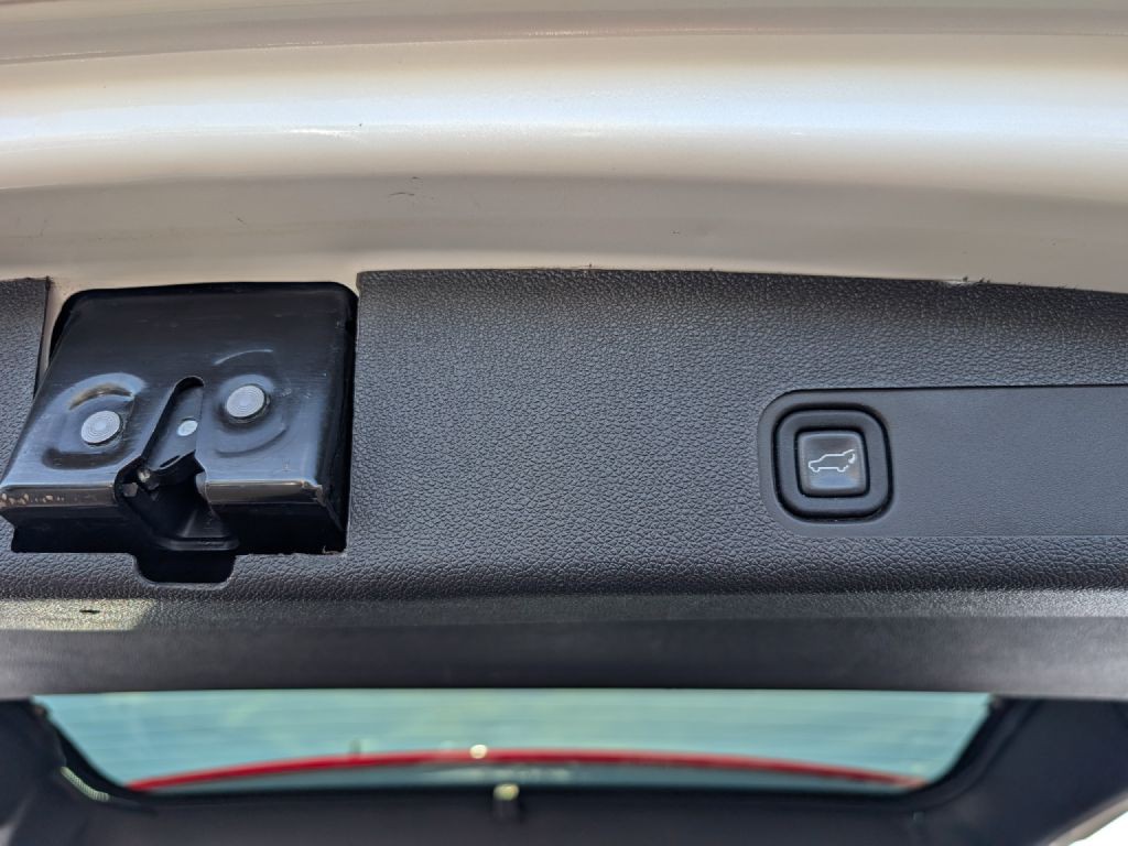 2011 Cadillac Escalade Image 12