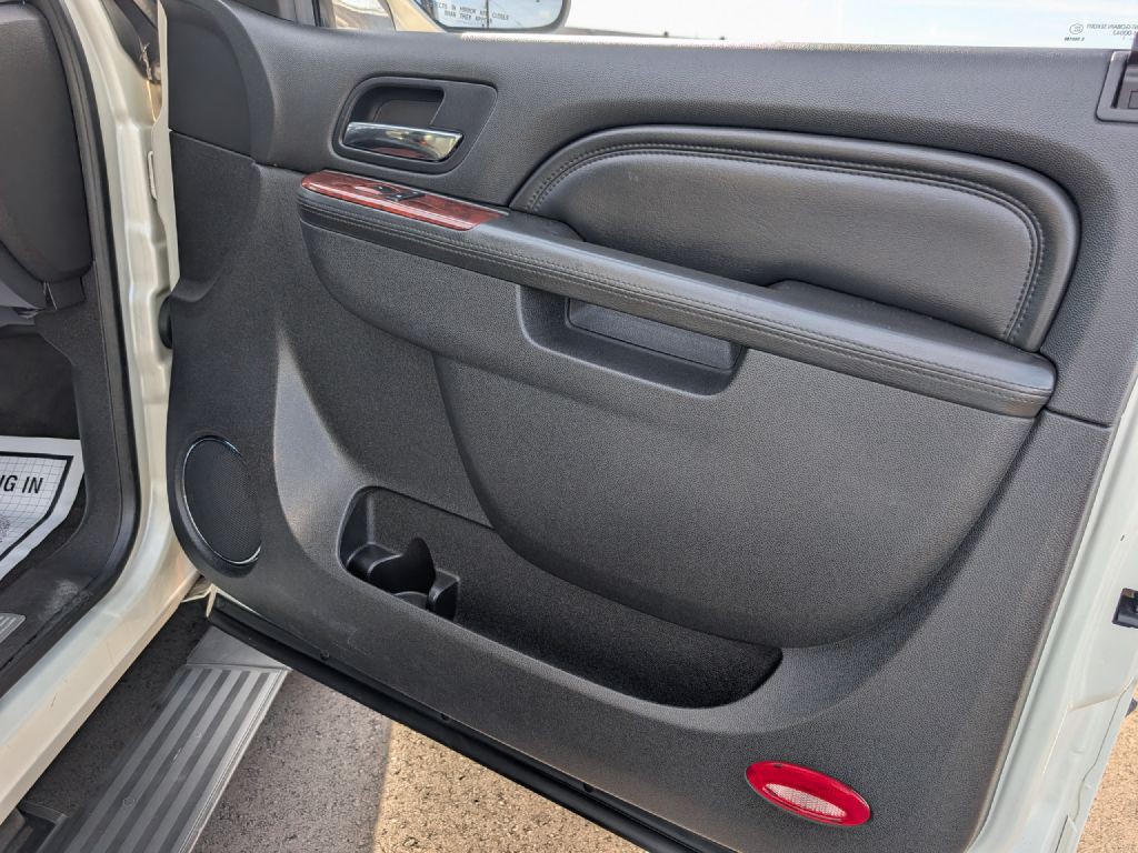 2011 Cadillac Escalade Image 16