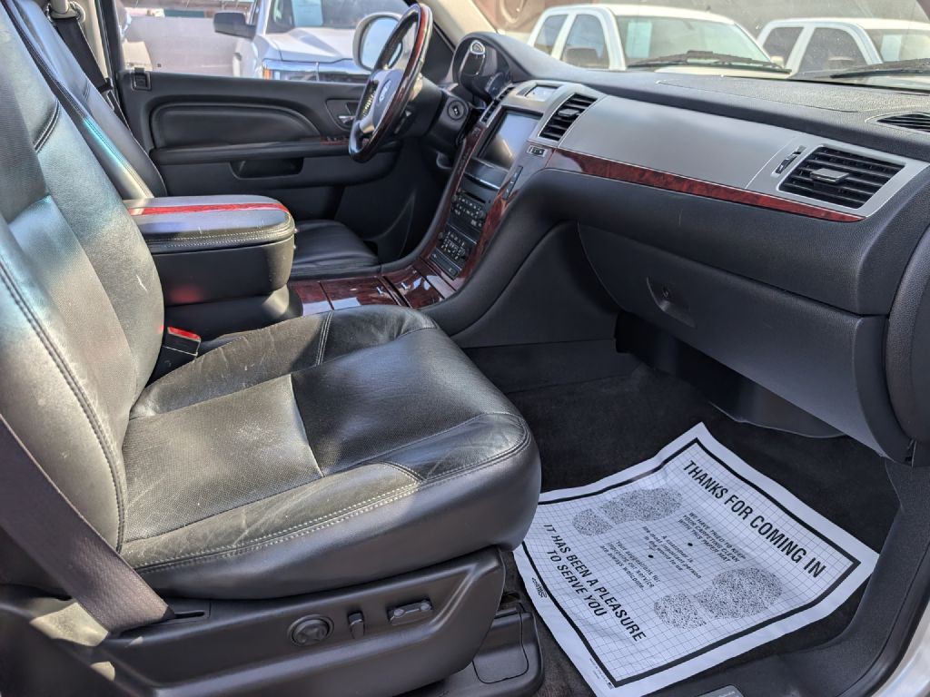 2011 Cadillac Escalade Image 17