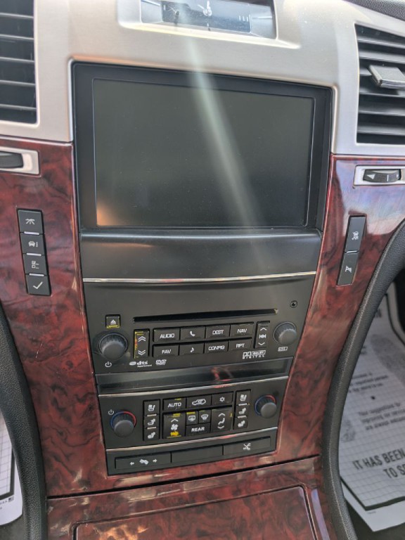 2011 Cadillac Escalade Image 25