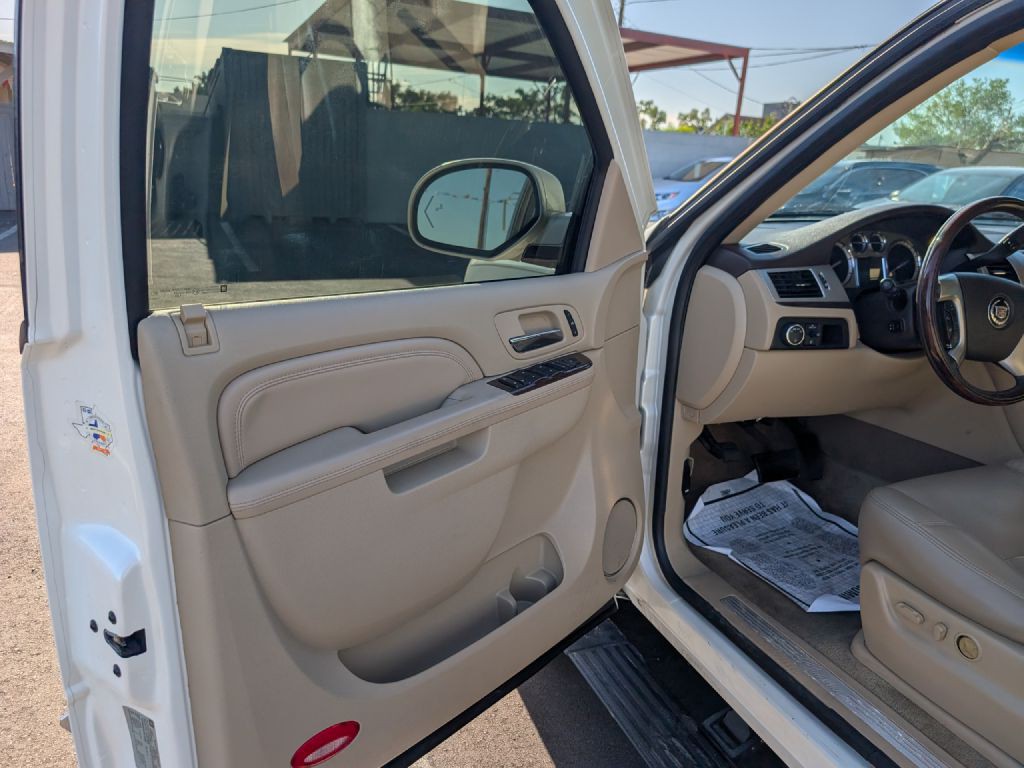 2010 Cadillac Escalade Image 9