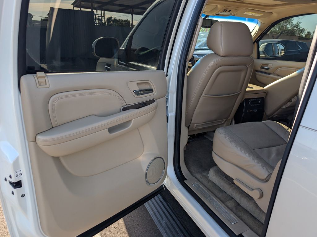 2010 Cadillac Escalade Image 11