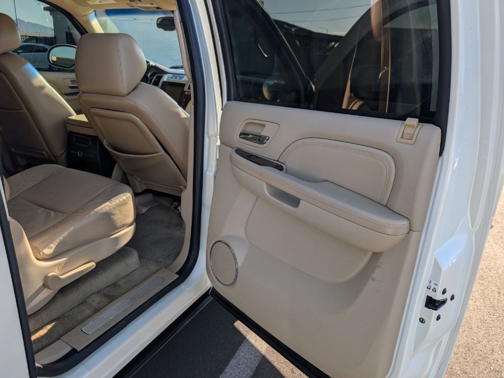 2010 Cadillac Escalade Image 17