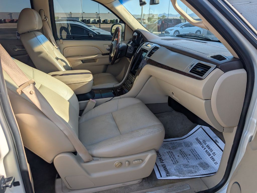 2010 Cadillac Escalade Image 18