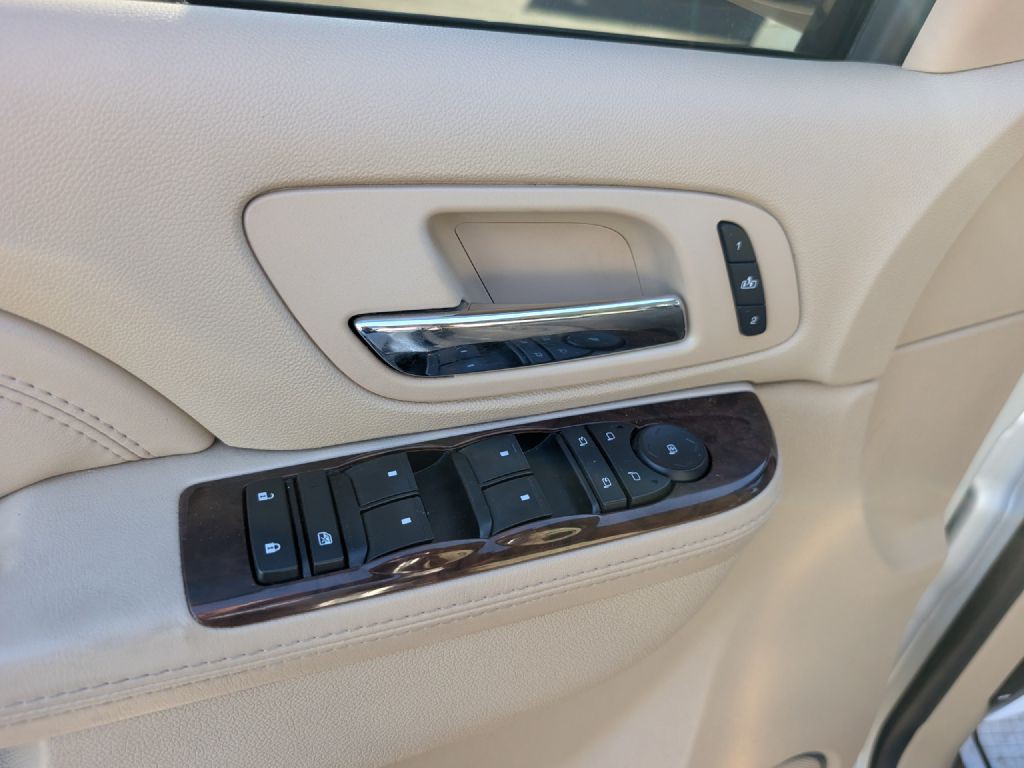 2010 Cadillac Escalade Image 25