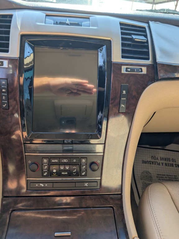 2010 Cadillac Escalade Image 28