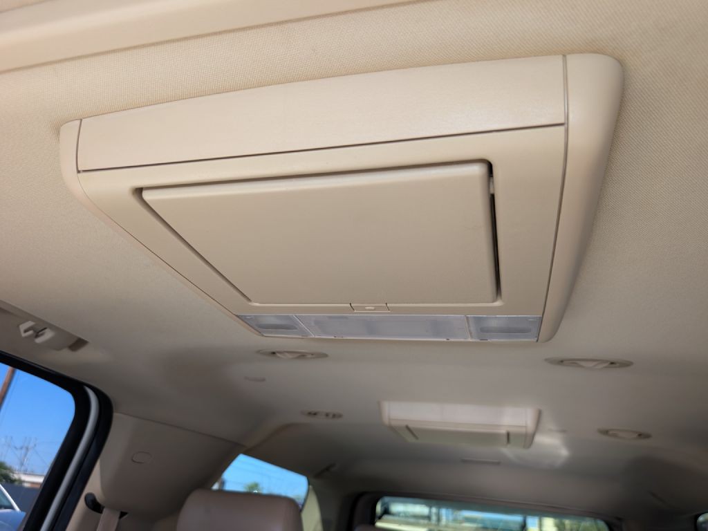2010 Cadillac Escalade Image 30