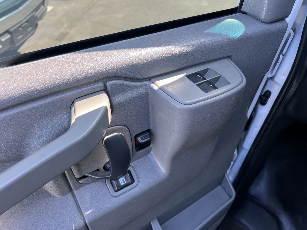 2016 Chevrolet Express Image 16
