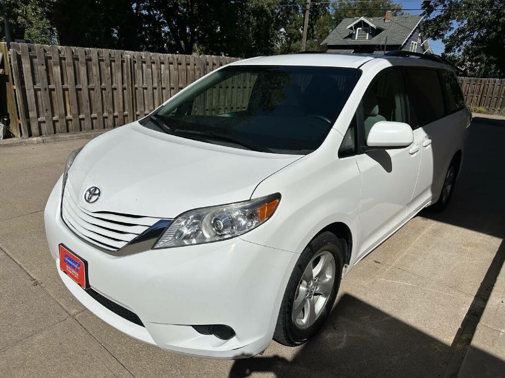 2017 Toyota Sienna Image 3